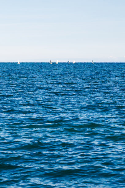 简约海面天空帆船