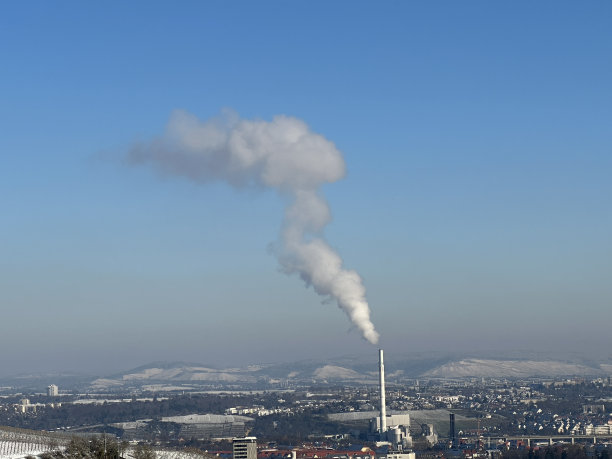 冬季发电厂冒烟的烟囱