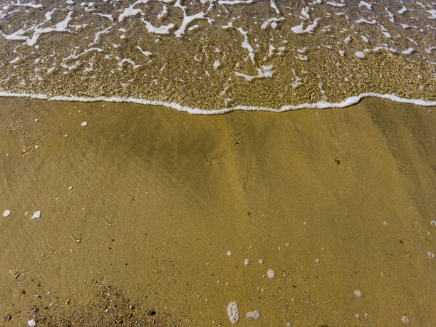 蜿蜒的金色沙滩