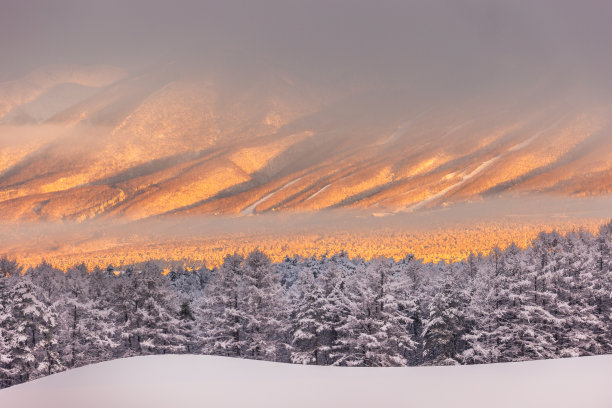 藏地雪山风景