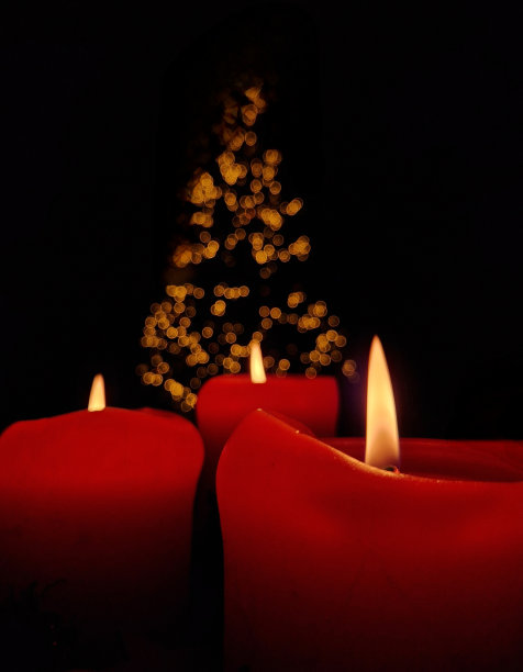 在黑背景的圣诞节蜡烛