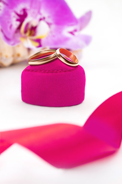 粉色丝带和珠宝盒子