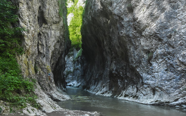 溪中洞石