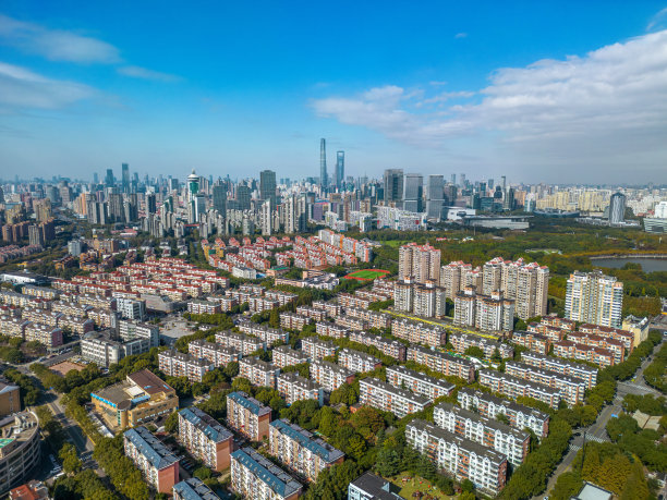 柏油马路和上海陆家嘴高端建筑