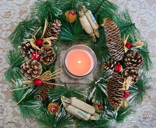 木制桌子的圣诞蜡烛
