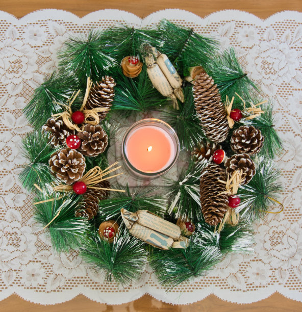 木制桌子的圣诞蜡烛