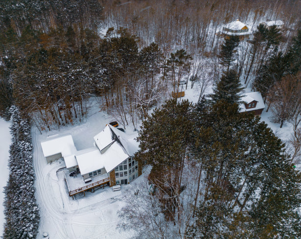 房地产深山湖水人家