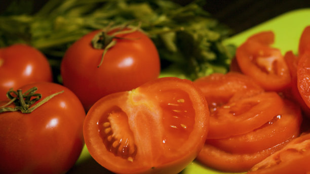 黑色背景上西红柿高清拍摄素材