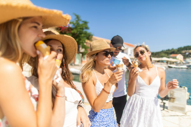 夏天帽子上的女人吃冰淇淋