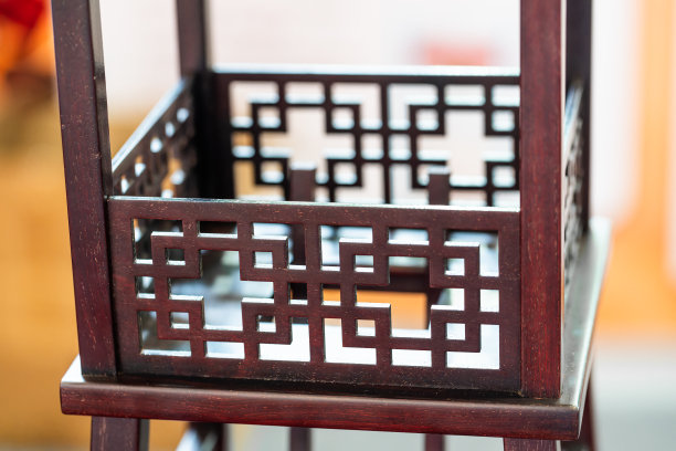 中式雕花实木雕花门窗
