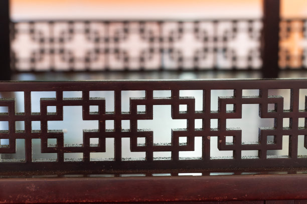 中式雕花实木雕花门窗