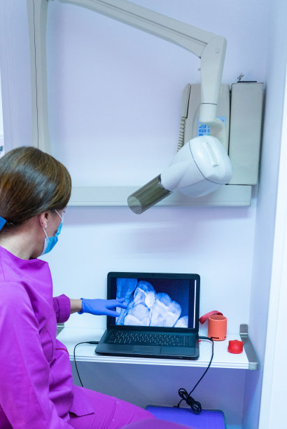 牙医在牙科诊所展示x光片