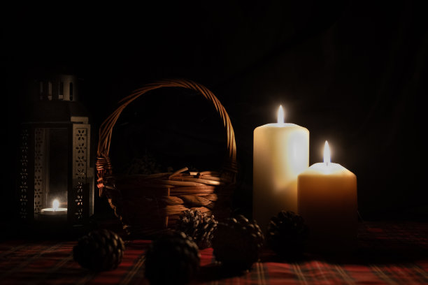 在黑背景的圣诞节蜡烛