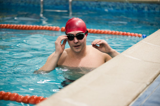 年轻男性游泳运动员训练后放松