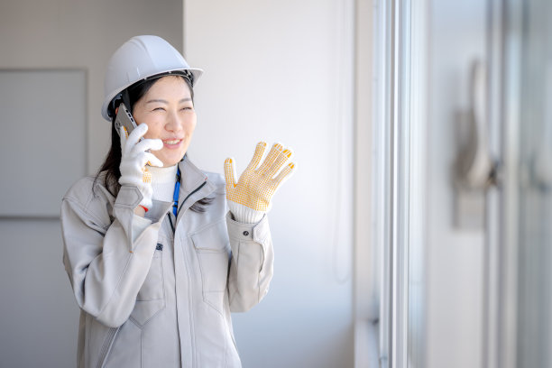 女工在工厂使用手机