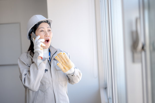 女工在工厂使用手机