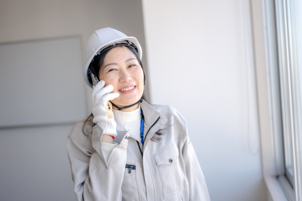 女工在工厂使用手机