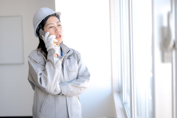 女工在工厂使用手机