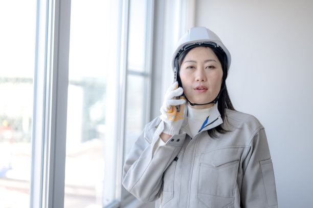 女工在工厂使用手机