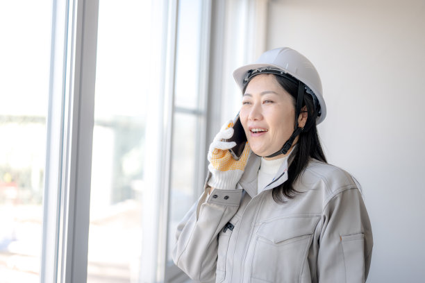 女工在工厂使用手机