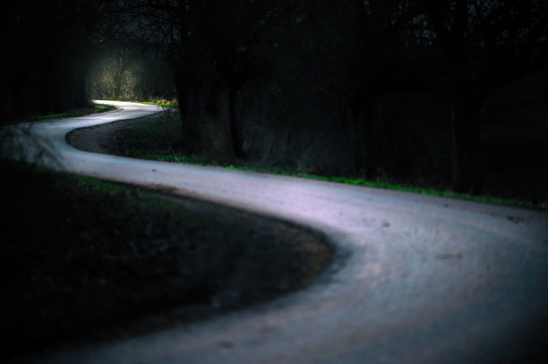 夜色下空荡荡的道路