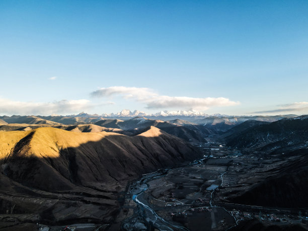 禅意山峰云雾环保低碳