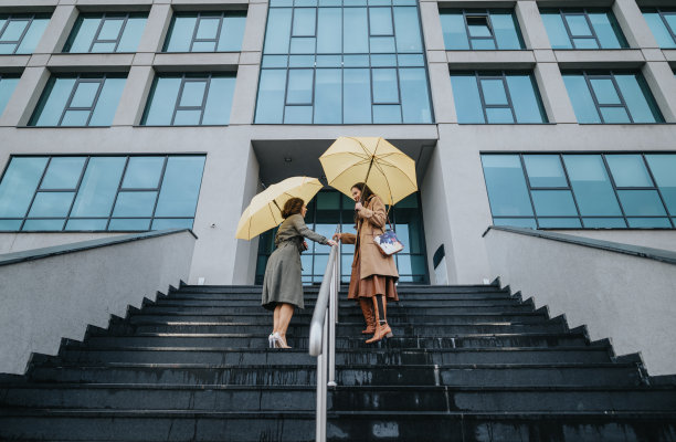 商务办公科技人物雨中打伞