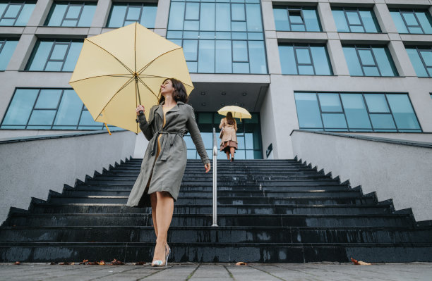 商务办公科技人物雨中打伞