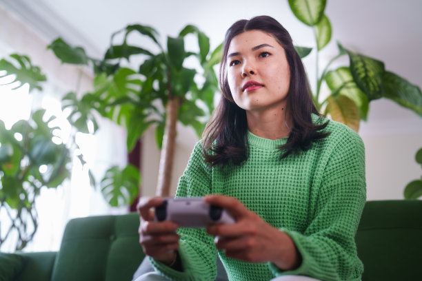 年轻女子在家玩电子游戏