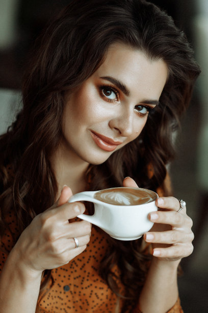 优雅女人品尝咖啡