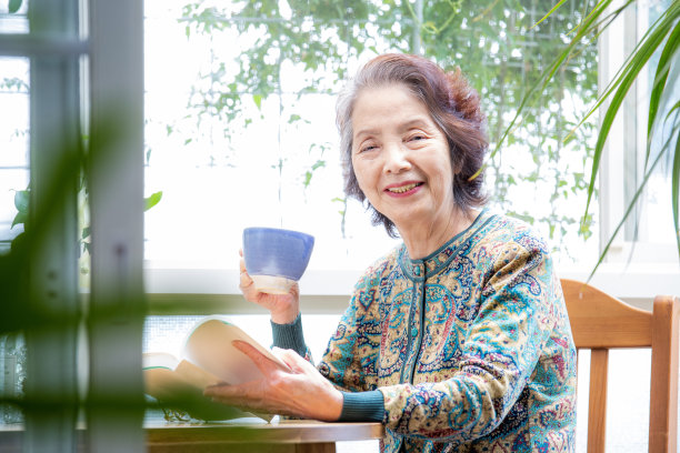 坐在椅子上的老年妇女的肖像