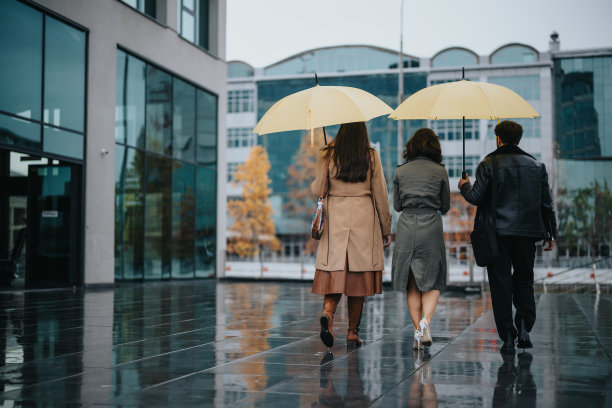 商务办公科技人物雨中打伞