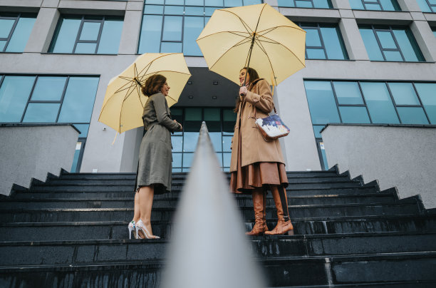 商务办公科技人物雨中打伞