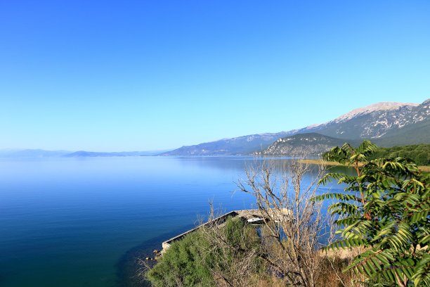 欧式地产山峰湖水湖泊