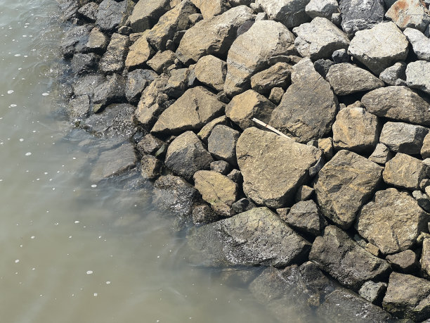湖岸石堆