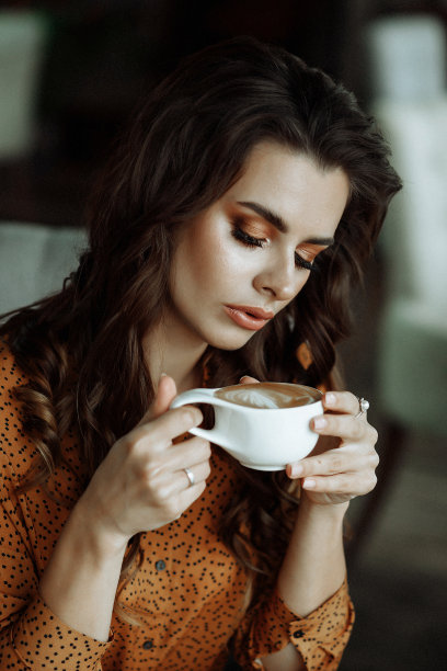 优雅女人品尝咖啡