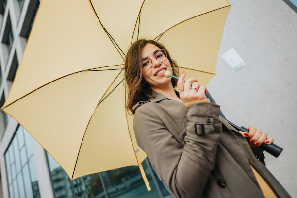 商务办公科技人物雨中打伞