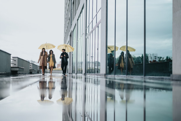 商务办公科技人物雨中打伞