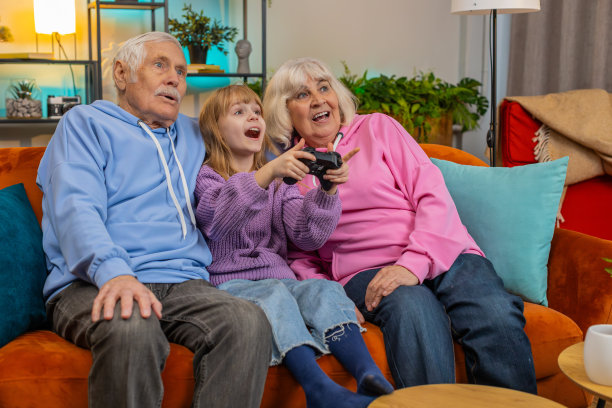 奶奶和孙女在客厅玩得很开心