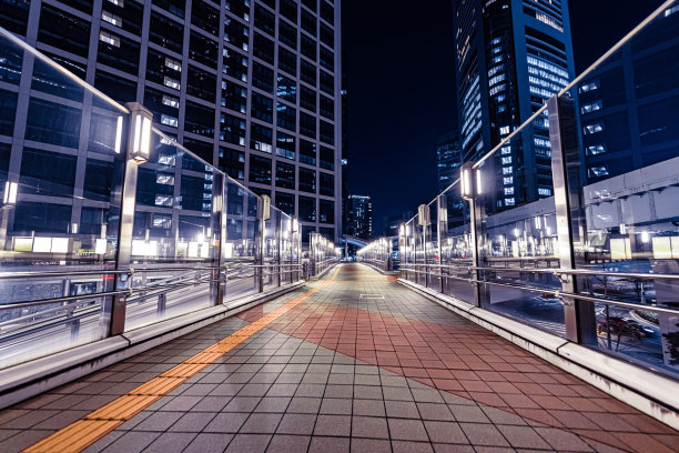 夜色下空荡荡的道路