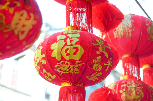 中国传统新年挂红灯笼挂