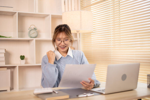 微笑的年轻女人在使用笔记本电脑