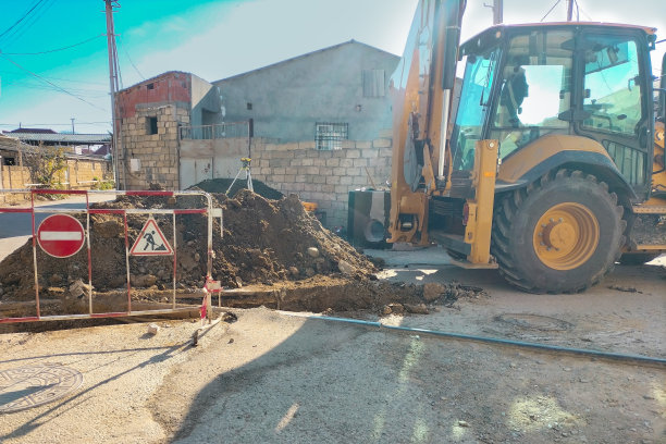 街头安装路牌的建筑工人