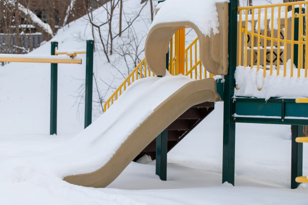 幼儿园校园雪景