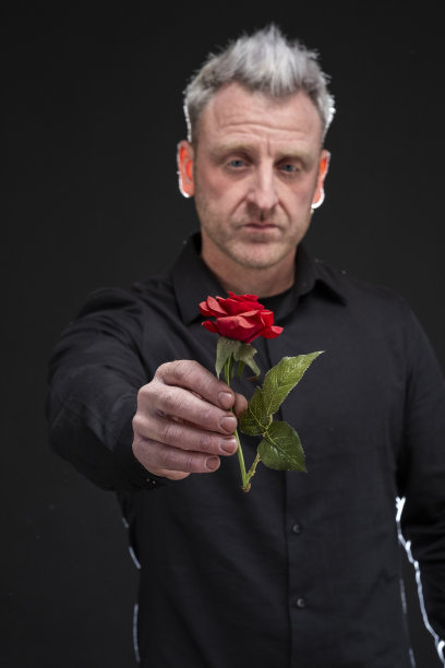 送花给女友的男人