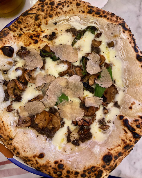 黑松露蘑菇披萨