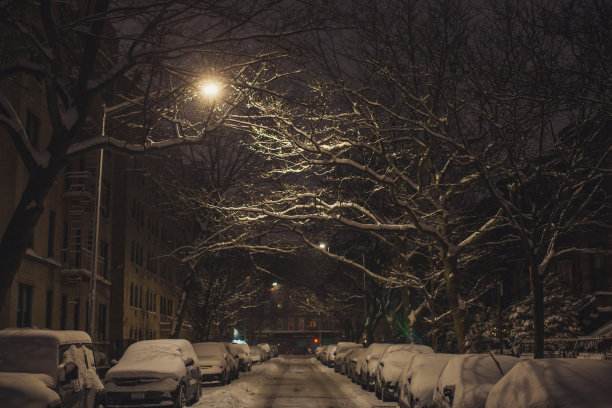 夜晚城市安静街道图片
