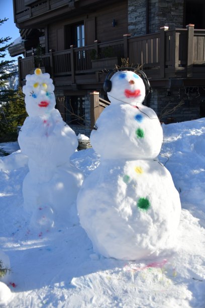 雪地冬季玩耍儿童男孩情侣