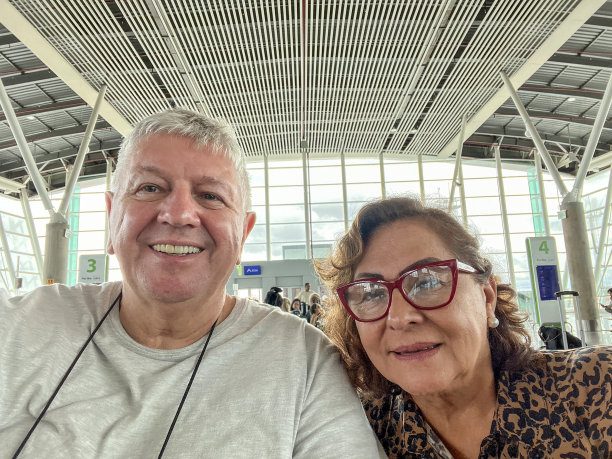 快乐的老年夫妇在机场
