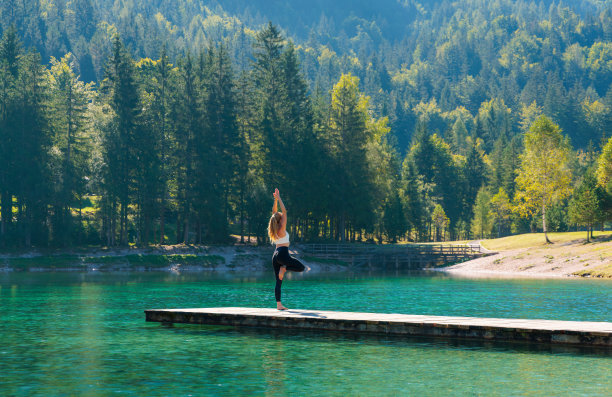 在湖边练习瑜伽的人